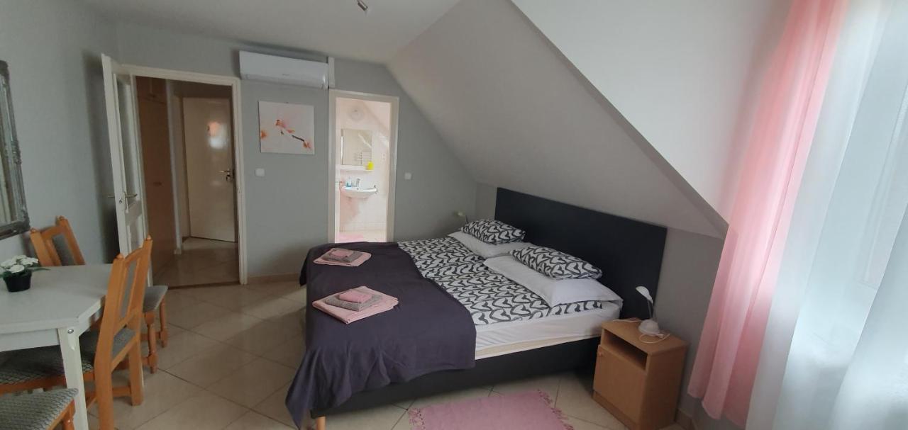 Pihenes Haza-relax Apartmanhaus Apartment Gyenesdias